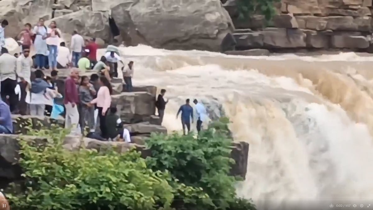 Gokak Falls ನಲ್ಲಿ ಪ್ರವಾಸಿಗರ ಹುಚ್ಚಾಟ; ರೀಲ್ಸ್ ಗಾಗಿ ಅಪಾಯಕಾರಿ ಸ್ಟಂಟ್!